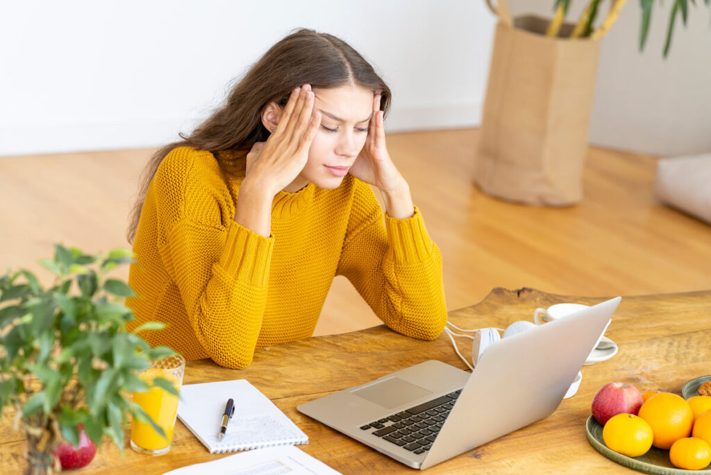 Mujer frustrada porque su Wordpress está lento