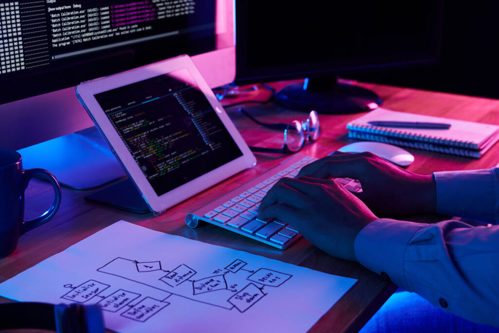 Diseñador de páginas web en México trabajando en su computadora