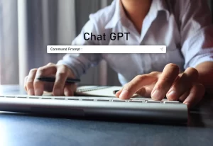Persona escribiendo en teclado con buscador de ChatGPT en pantalla