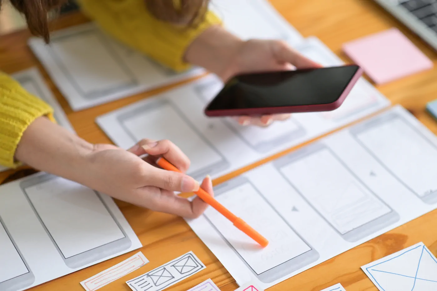 Diseñador revisando wireframes y prototipos de página web