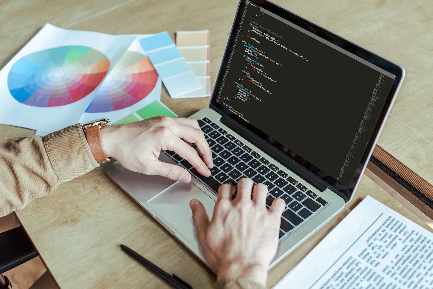 Programador escribiendo código en laptop para sitio web