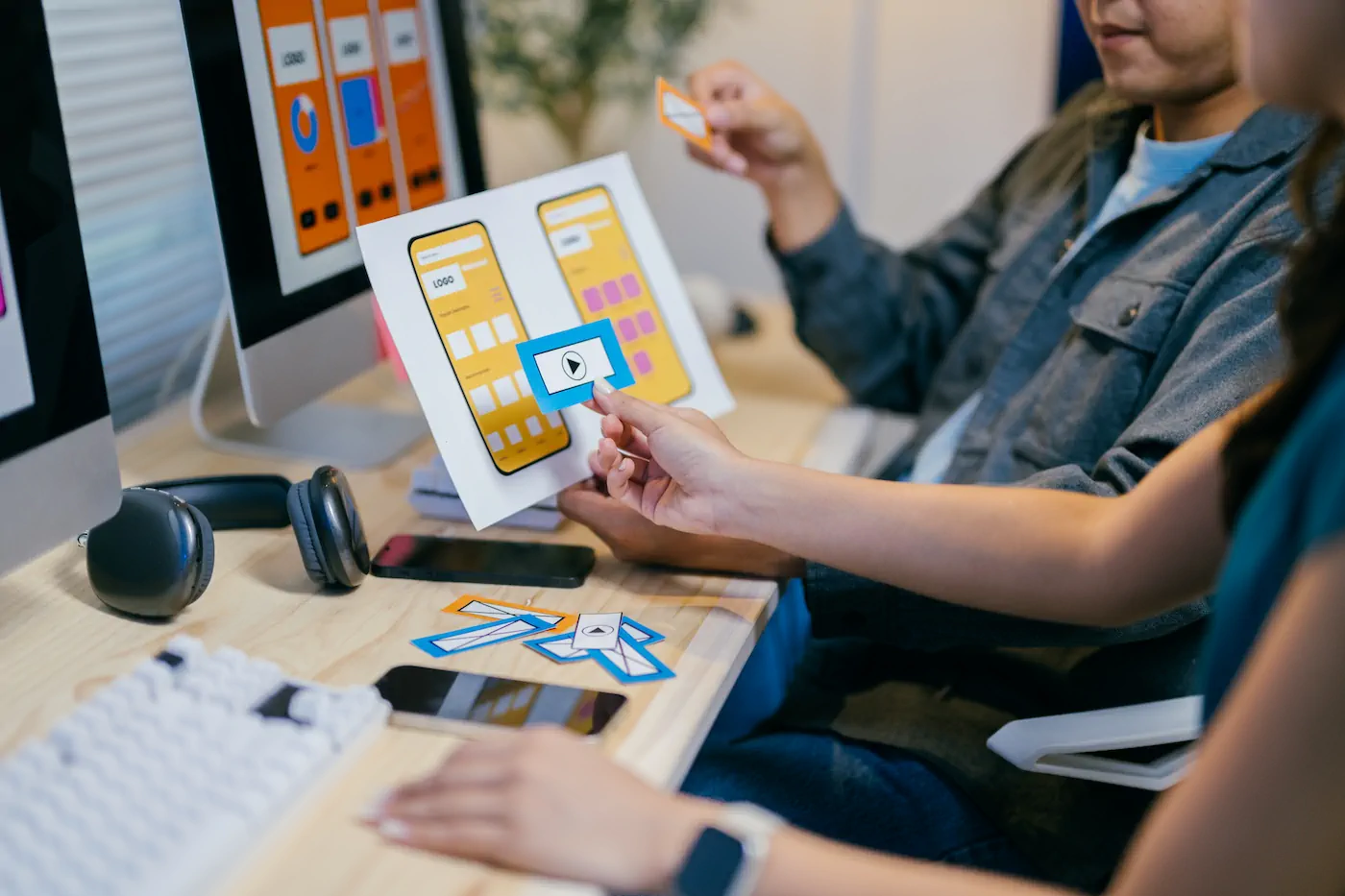 Diseñadores seleccionando paleta de colores para interfaz web