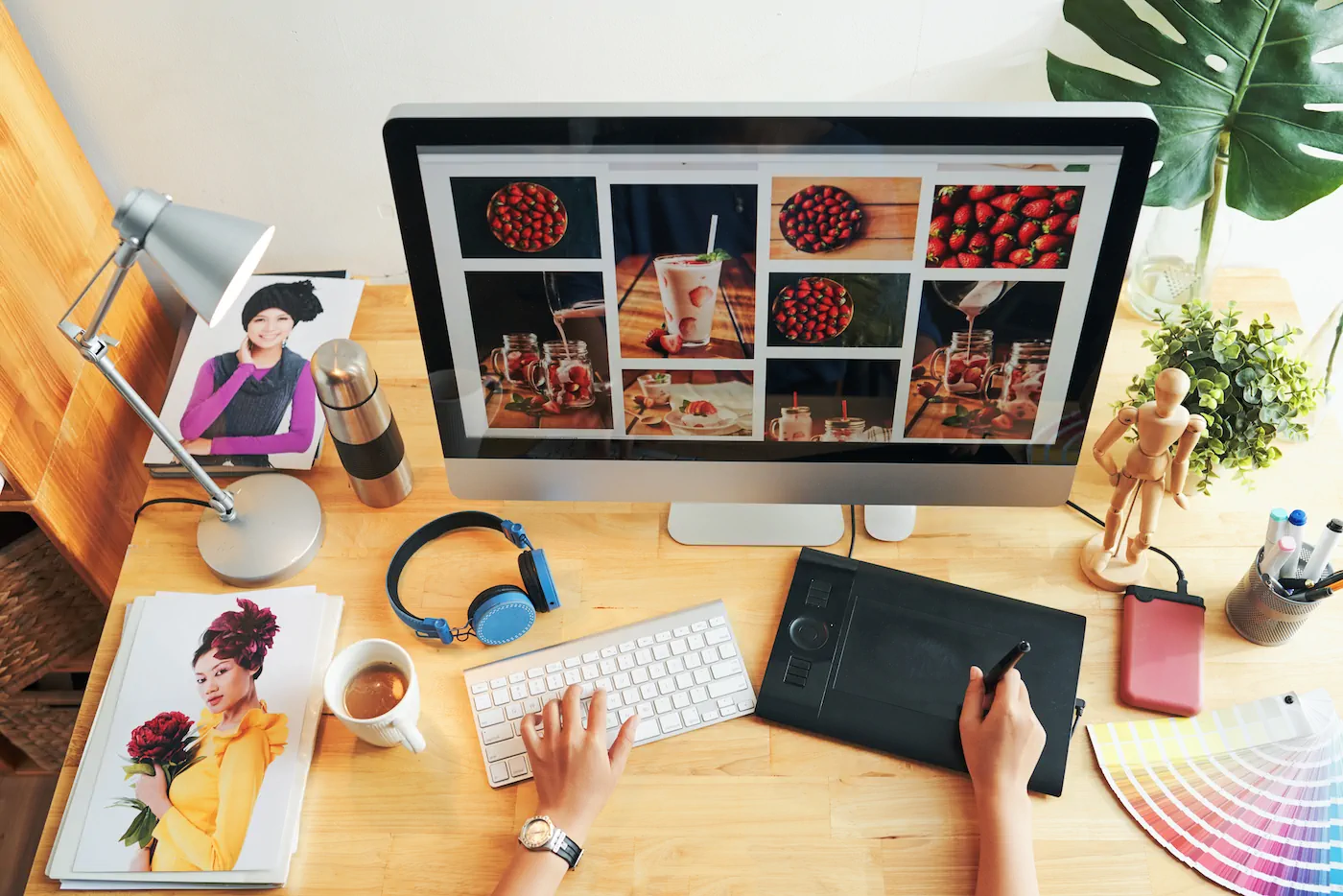 Diseñador creando contenido visual en computadora de escritorio