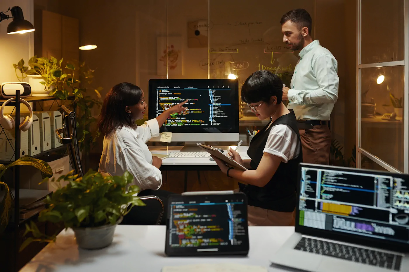 Equipo de desarrolladores trabajando en programación de página web