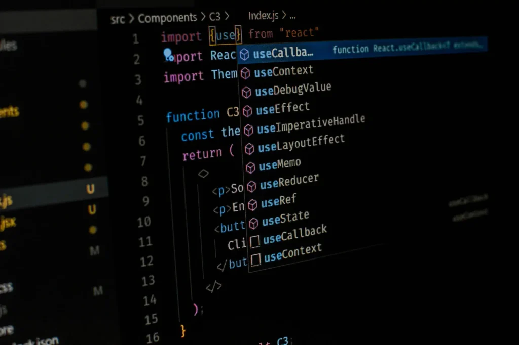 Código de programación en editor de texto para desarrollo web a la medida
