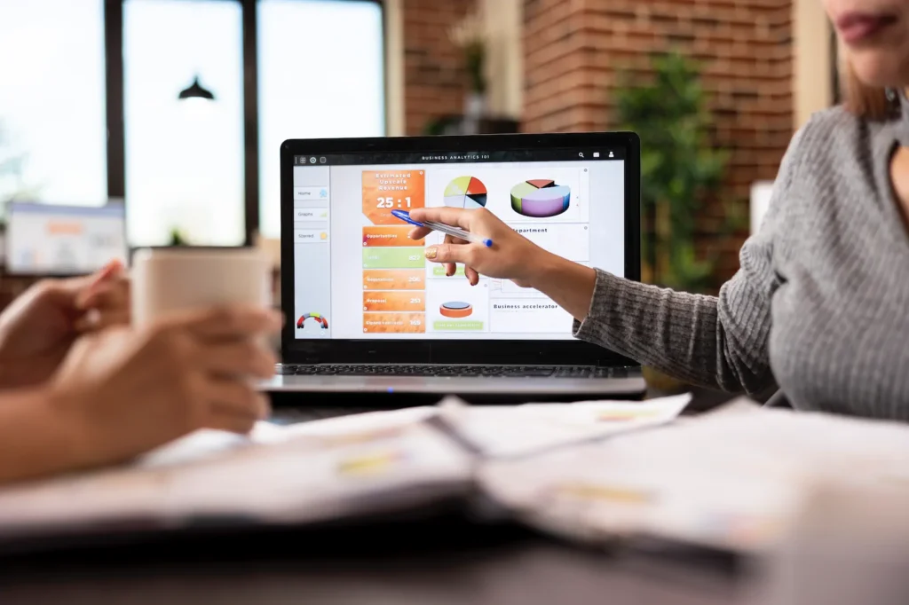 Estrategia de marketing digital con gráficos y estadísticas en laptop