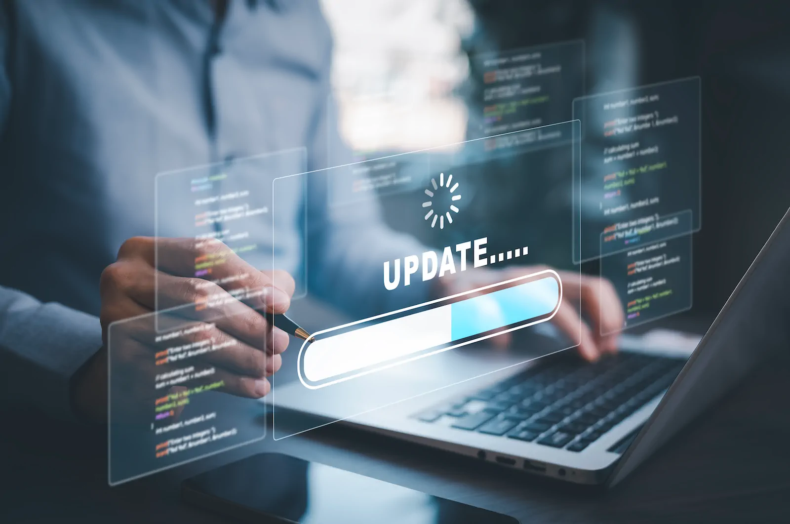 Pantalla con actualización de software en curso sobre laptop.