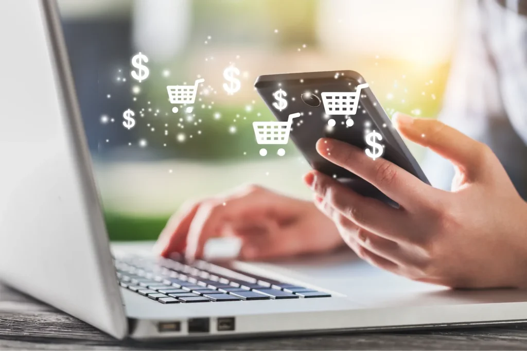 Persona realizando compras en línea desde un smartphone y una laptop, representando el futuro del ecommerce en 2026 con tecnología avanzada y experiencias digitales mejoradas