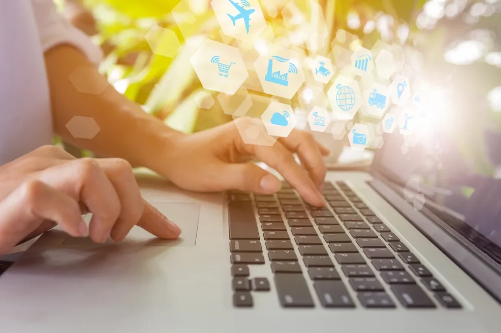 Cliente dejando reseña positiva en línea, clave para la reputación digital de un negocio