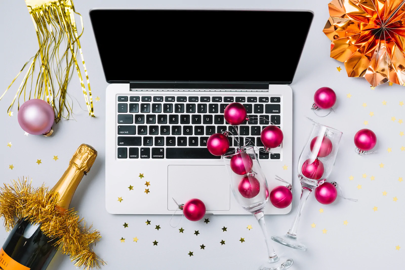 Laptop con decoración festiva representando tareas de fin de año para mejorar un sitio web