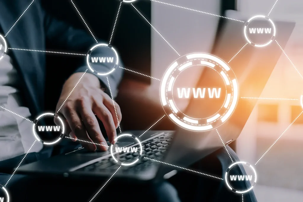 Profesional trabajando con elementos web y conexiones digitales como parte de un checklist de mantenimiento web