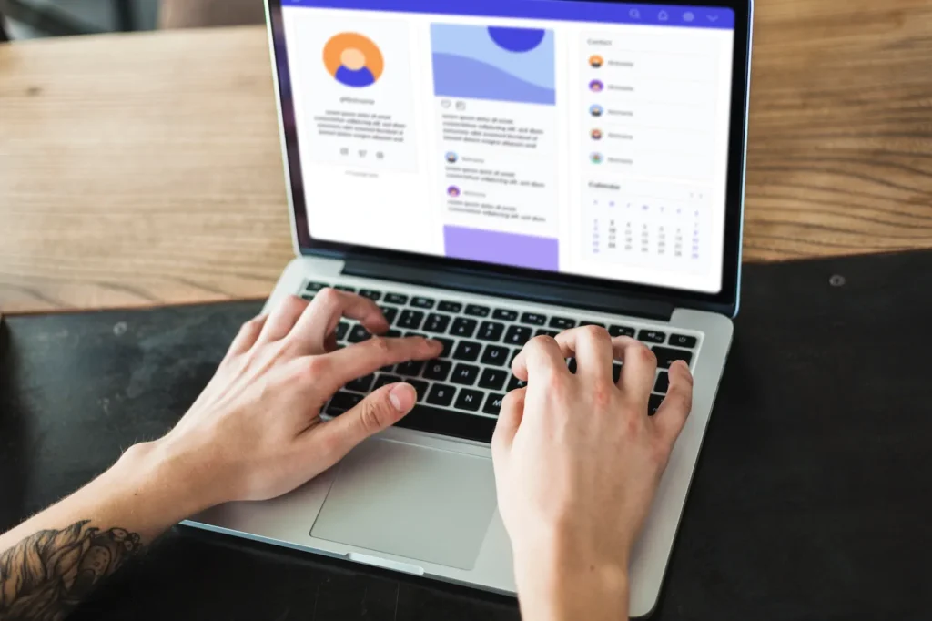 Manos escribiendo en laptop realizando tareas técnicas del checklist web de fin de año