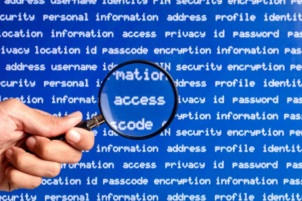 Lupa sobre texto de seguridad digital simbolizando revisión de privacidad y protección del sitio web