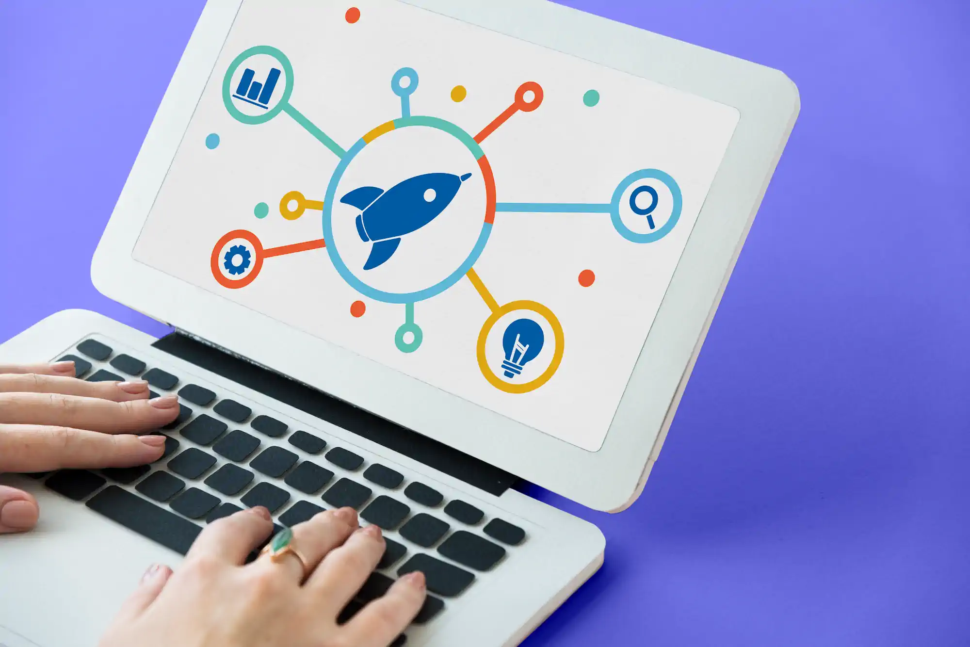 Portátil con gráfico de startup y cohete