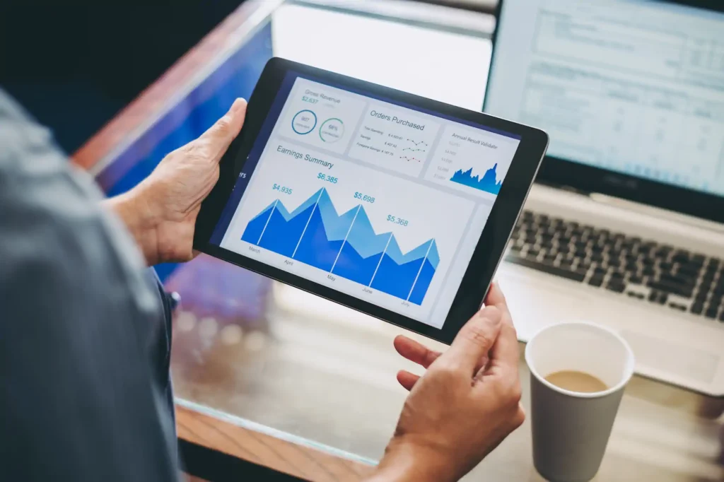 Persona revisando gráficos financieros en tablet digital