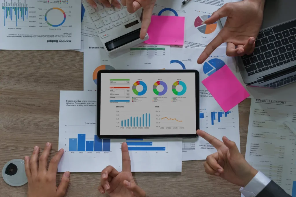 Análisis financiero en tablet con gráficos y reportes