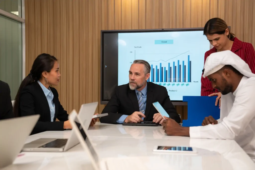 Reunión empresarial con gráfico de tendencias financieras