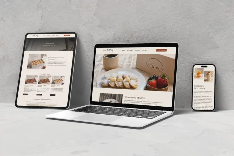 Portátil, tableta y móvil mostrando web de cafetería MOONS