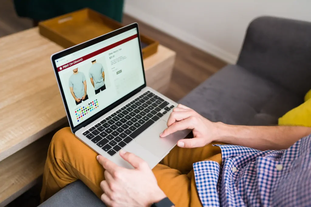 Persona personalizando una camiseta en una tienda online