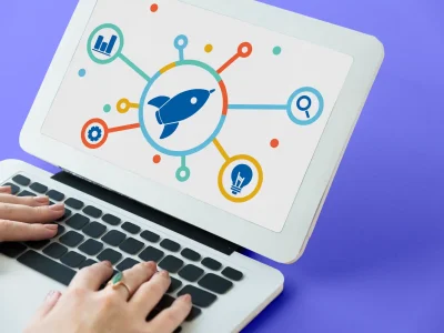 Portátil con gráfico de startup y cohete