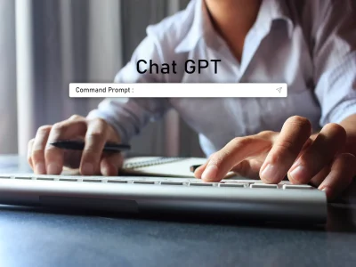 Persona escribiendo en teclado con buscador de ChatGPT en pantalla