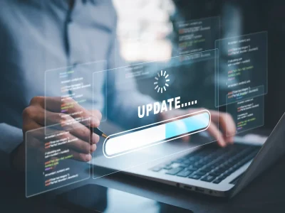 Pantalla con actualización de software en curso sobre laptop.