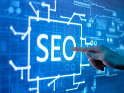 Pantalla digital con la palabra SEO y fondo tecnológico azul.