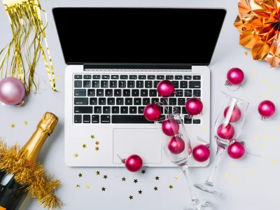 Laptop con decoración festiva representando tareas de fin de año para mejorar un sitio web